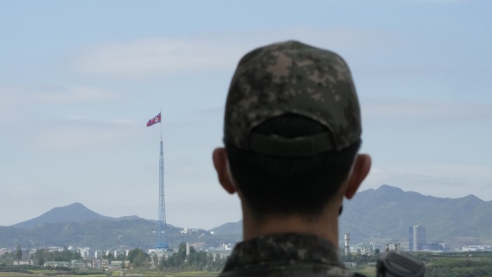Fernost: Eine nordkoreanische Flagge weht im Wind, während ein südkoreanischer Soldat in den Grenzdörfern von Panmunjom in Paju, Südkorea, Wache steht. Nordkorea hat seine jüngste Serie von Raketentests fortgesetzt. Nun reagieren Südkorea und die USA mit dem Start von Flugkörpern.