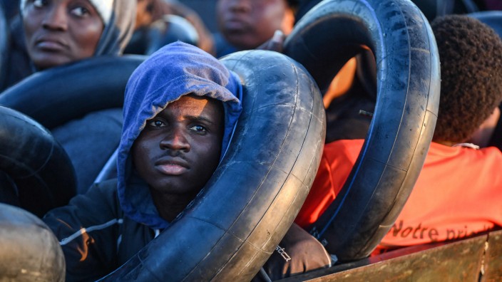Das Politische Buch: Lebensgefährliche Reise übers Mittelmeer: Afrikanischer Geflüchteter, im Oktober in Italien angekommen.