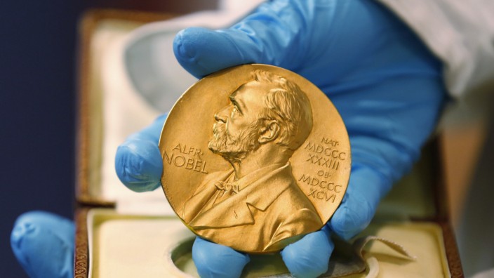 Kandidatenübersicht: Die goldenen Medaille des Literaturnobelpreises mit dem Bildnis des Namensgebers Alfred Nobel.