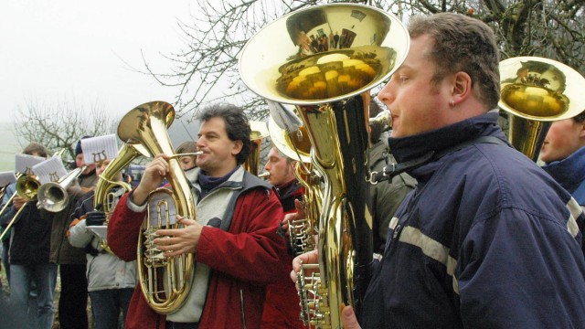 Kultur im Landkreis: Da ist er längst angekommen im Landkreis Ebersberg: Peter Pfaff 2006 mit seiner Kapelle, der "Eichhofner Dorfmusik".