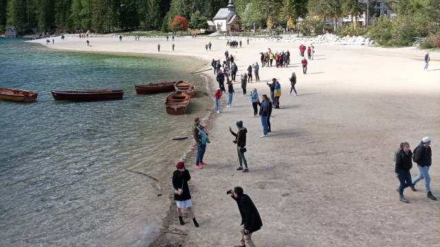 Reisebuch: Instagram-Hotspot: Der Pragser Wildsee wurde in den vergangenen Jahren von Touristen überrannt, weshalb jetzt nur noch eine bestimmte Anzahl Autos zu dem Bergsee im Pustertal vorgelassen wird.