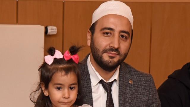 Interkulturelle Tage: Ismail Furat ist sei Mai Imam in Germering. Planmäßig soll er fünf Jahre in der Gemeinde bleiben. Er lebt mit seiner Frau und den Kindern im Gemeindehaus.