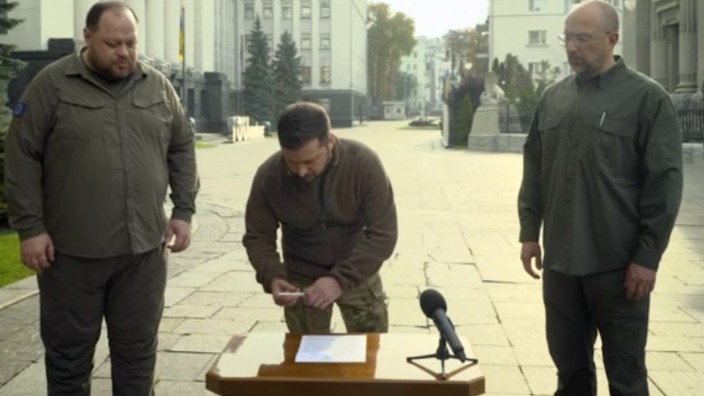 Nato: "Wir machen jetzt den entscheidenden Schritt": Am Freitag unterzeichnete der ukrainische Präsident Wolodimir Selenskij in Kiew das Nato-Beitrittsgesuch seines Landes.