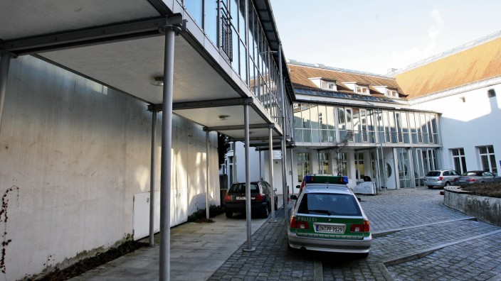 Prozess in Freising: Richter Manfred Kastlmeier hat am Freisinger Amtsgericht einen Mann wegen fahrlässiger Tötung zu einer Haftstrafe verurteilt.