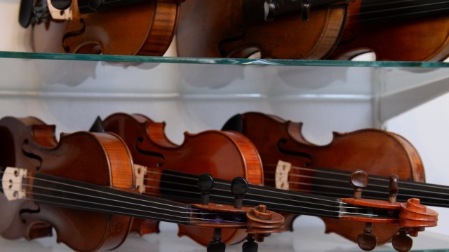 Exhibition in the Bavarian National Museum: None sounds like the other: violins on the shelf by Eva Lämmle.