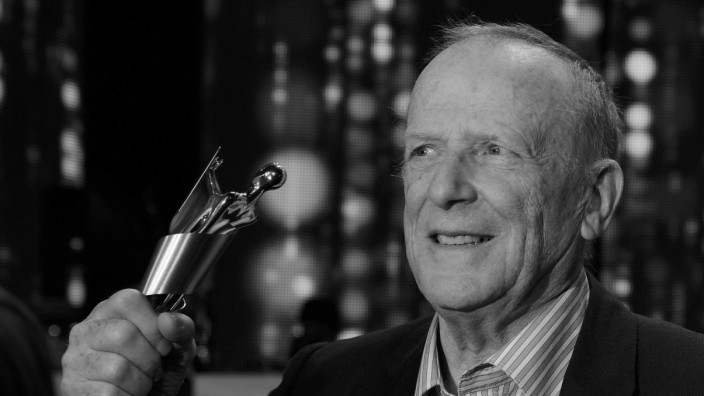 Nachruf auf Wolfgang Kohlhaase: Der Drehbuchautor Wolfgang Kohlhaase mit dem Deutschen Filmpreis für sein Lebenswerk.