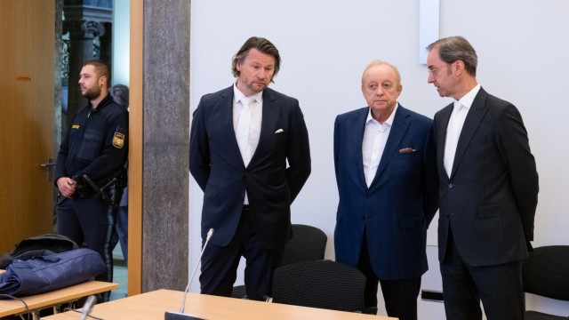 Prozessauftakt in München: Lässt seine Anwälte sprechen: Alfons Schuhbeck (Mitte), Koch und Unternehmer, wird von Sascha König (links) und Markus Gotzens vor Gericht vertreten.