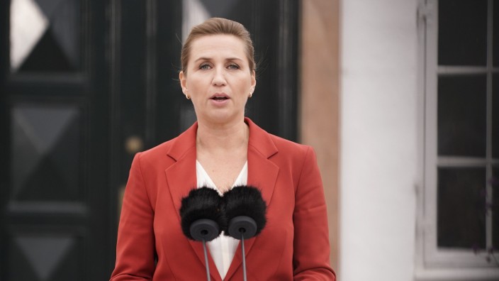 Dänemark: Sie hofft auf eine "breite Regierung der Mitte": Die dänische Ministerpräsidentin Mette Frederiksen gibt vor ihrem Amtswohnsitz Marienborg bekannt, dass gewählt wird.