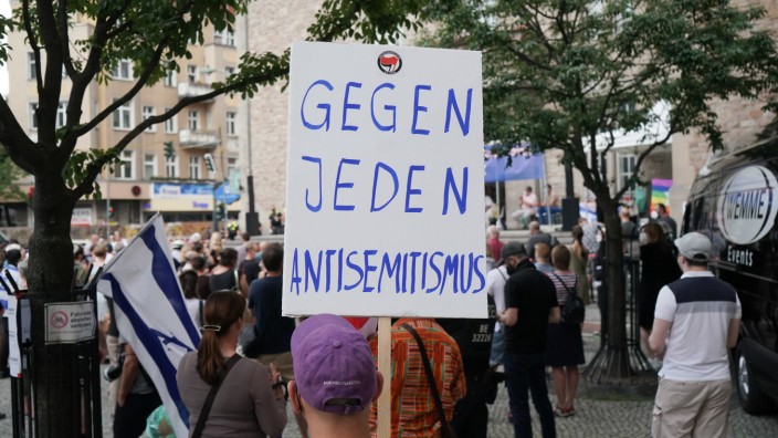 SVR-Studie zu Diskriminierung: Kundgebung gegen Judenfeindlichkeit im Sommer 2021 in Berlin-Neukölln.