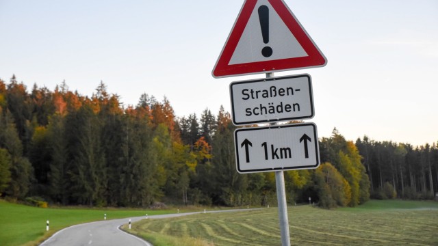 Straßenbau: Warnschilder machen auf besonders marode Abschnitte aufmerksam.