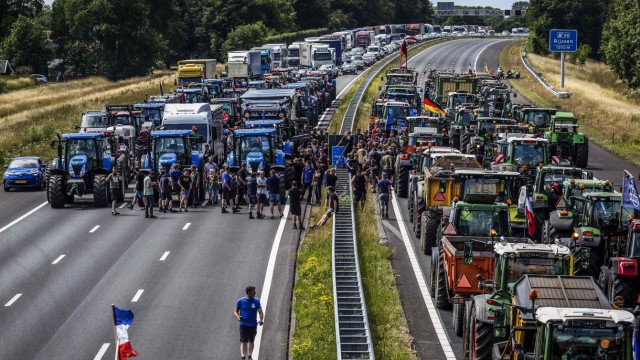 Nederland: Nederlandse boeren sloten in juni de Riesen Highway af uit protest tegen stikstofregelgeving.