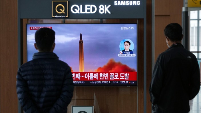 Fernost: Menschen im südkoreanischen Seoul verfolgen am Bildschirm den erneuten Raketenstart in Nordkorea.