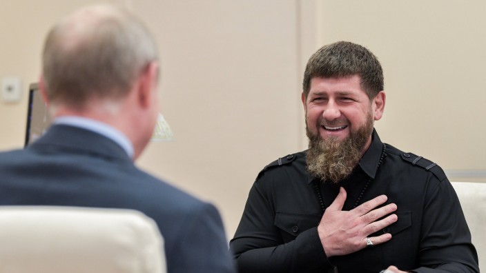 Tschetschenien: Berüchtigt und Wladimir Putin treu ergeben: Ramsan Kadyrow, Präsident der russischen Teilrepublik Tschetschenien, 2019 mit Russlands Staatschef.