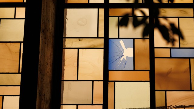 Beschädigtes Fenster einer Synagoge in Hannover