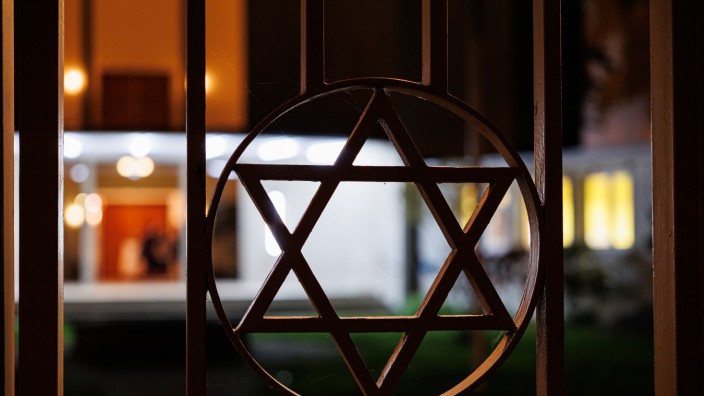 Antisemitismus: Ein Davidstern ziert das Eingangstor zum Vorhof der Synagoge. Am höchsten jüdischen Feiertag Jom Kippur ist am Mittwoch an der Synagoge im Hannoveraner Stadtteil Bult ein Fenster beschädigt worden.