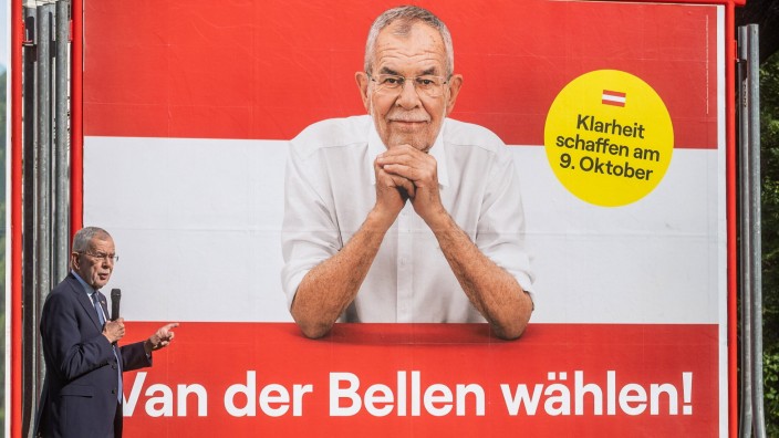 Wahl in Österreich: "Klarheit schaffen": Der Sticker klebt nicht ohne Grund neuerdings auf Alexander Van der Bellens Wahlplakaten.