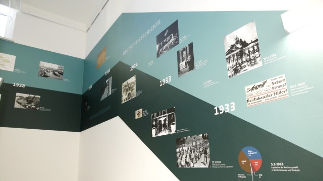 Zeitgeschichte: Der neu gestaltete Zeitstrahl zieht sich im Treppenhaus über drei Stockwerke vom Keller nach oben und stellt historische Fotos gegenüber.