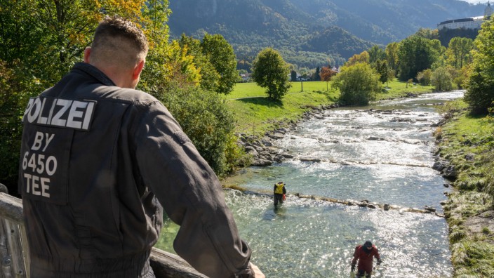 Aschau im Chiemgau: Nach dem Tod einer jungen Frau suchen Polizeitaucher im Chiemgau das Flussbett der Prien nach Spuren ab.