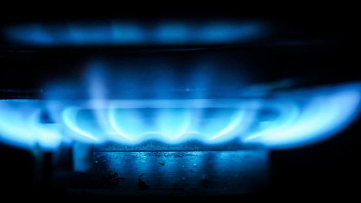 Energiepolitik: Hier wird Geld verbrannt. Viele Menschen bringen hohe Energiepreise in finanzielle Schwierigkeiten.