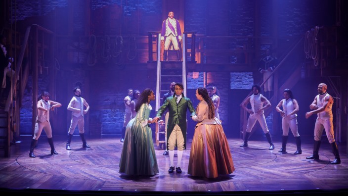 Musical "Hamilton": Es ist geglückt! Szene aus "Hamilton" in Hamburg mit (vorne, von links): Ivy Quainoo als Eliza, Benét Monteiro als Hamilton und Chasity Crisp als Angelica.