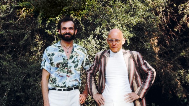 Simeon Wade: "Foucault in Kalifornien": "Was hältst du vom amerikanischen Fernsehen?" - "Eine einzige Moralpredigt!" - Autor und Reiseleiter Simeon Wade (li.) 1975 mit Foucault.