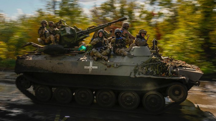 Krieg in der Ukraine: Sie rücken vor: Ukrainische Soldaten auf einer Straße zwischen Isjum und Lyman.