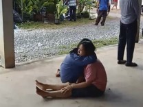 Thailand: Verstört suchen Menschen nach einem Amoklauf Trost bei ihren Angehörigen