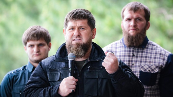 Krieg in der Ukraine: Wenn sich Ramsan Kadyrow nicht gerade als Kriegstreiber betätigt, eröffnet der Tschetschenenführer auch mal ein Volkstanzfest, wie hier im Juni im Dorf Benoi.