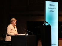 Angela Merkel bei 77-Jahre-SZ-Feier: “Ihre Zeitung ging und geht mit der Zeit”