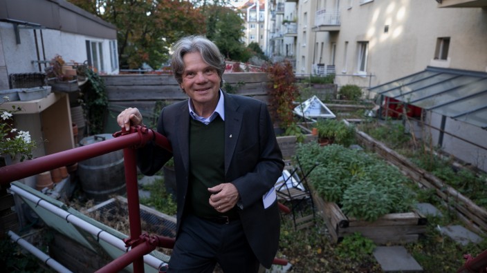Bogenhausen: Michael Käfer auf dem Dach des Anbaus im Hinterhof, auf dem ein Kräutergarten angelegt wurde. In dem Raum links packen Beschäftigte Pakete für den Versandhandel. Er soll vergrößert und mit drei Wohnungen aufgestockt werden.