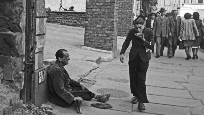 Menschheitsgeschichte: Ein Obdachloser bittet 1948 auf den Straßen der Leipziger Innenstadt um eine Spende.