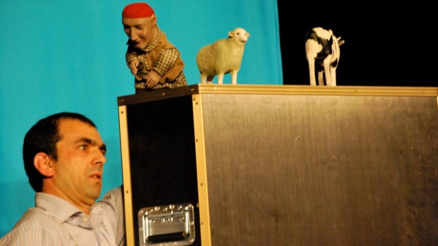 Figurentheaterfestival: Abdul Haq Haqjoo erzählt "Hans im Glück", das Grimmsche Märchen vom Leichterwerden, aus afghanischer Perspektive.