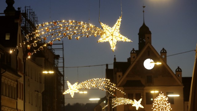 Energiekrise: Die neuen Sterne der Freisinger Weihnachtsbeleuchtung werden bereits im LED betrieben.