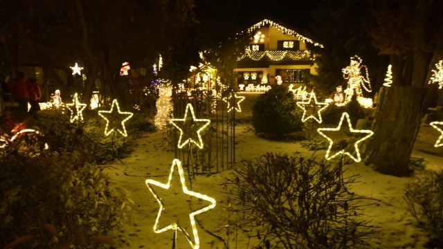 Energiekrise: In Christmas Hill in Ottenhofen bei Anni und Peter Huber leuchtet es wieder. In diesem Jahr wird im Garten auch wieder Glühwein und Kinderpunsch angeboten.