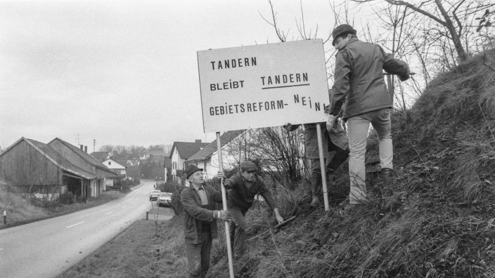SZ-Serie: Wer samma?: Protestschilder gegen die Gebietsreform haben Tanderner im Dezember 1984 aufgestellt.
