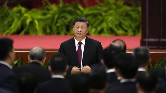 China: Er könnte bis 2037 im Amt bleiben: Chinas Präsident Xi Jinping, hier in der Großen Halle des Volkes am Vorabend des Nationalfeiertags in Peking.