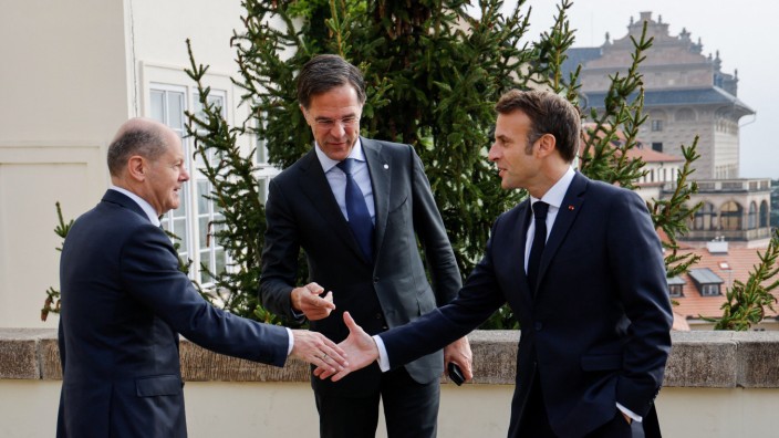 Energiekrise: Es dürfte Gespächsbedarf geben zwischen Bundeskanzler Olaf Scholz (inks) und Frankreichs Präsident Emmanuel Macron (rechts), hier beim informellen EU-Gipfel in Prag mit dem niederländischen Premierminister Mark Rutte (Mitte) Anfang Oktober.