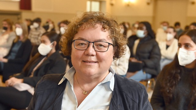 Isar-Amper-Klinikum: Schulleiterin Viktoria Lehrer hat trotz der belastenden Pandemie viele Neuerungen an ihrer Einrichtung umgesetzt.