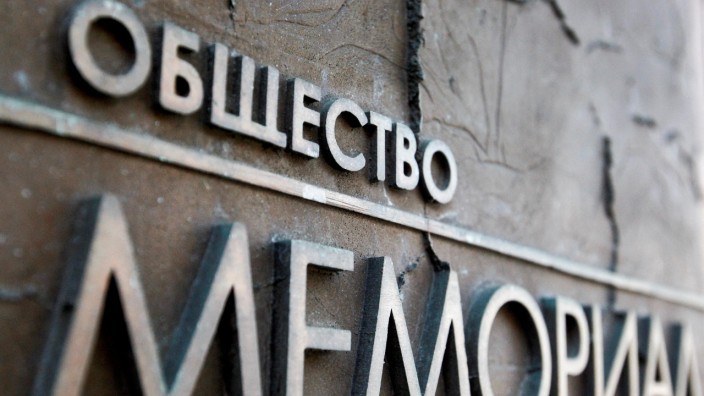 Moskau: Das Schild der Menschenrechtsorganisation in Memorial an ihrem Gebäude in Moskau.