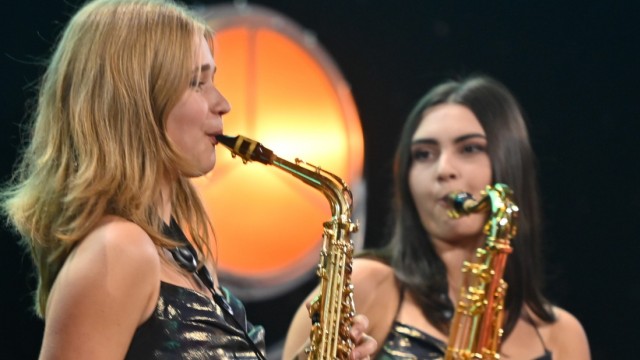 Szenario: Was wäre eine Gala ohne Musik? Keine Gala. Saxofonspielerinnen auf der Bühne.