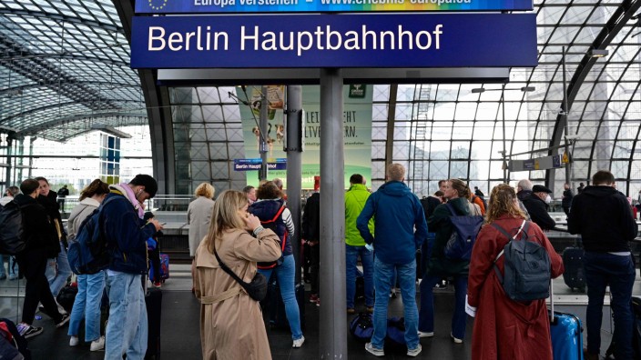 Bahnverkehr: Am Hauptbahnhof in Berlin warten am Samstagvormittag viele Passagiere vergeblich auf ihren Zug.