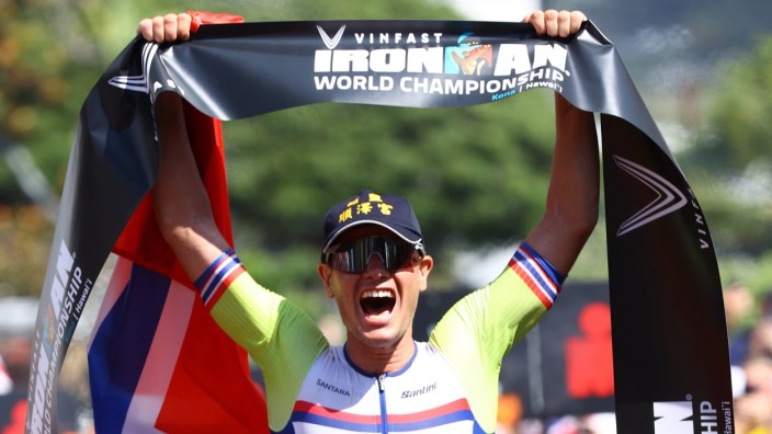Ironman auf Hawaii: Neuer Ironman-Weltmeister: Der Norweger Gustav Iden jubelt, als er die Ziellinie überquert.