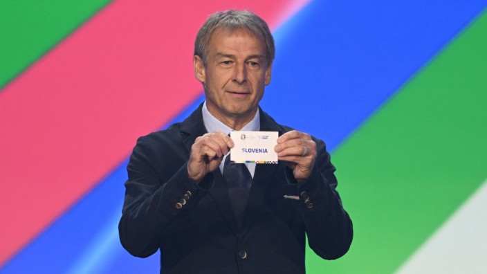 Fußball: Jürgen Klinsmann, ehemaliger Fußballspieler und Fußballfunktionär, zieht das Los von Slowenien aus dem Lostopf.