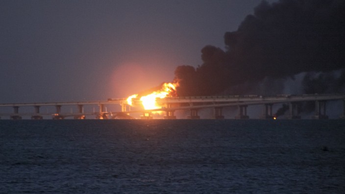 Russland und Ukraine: Flammen und Rauch stiegen von der Brücke auf, die das russische Festland und die Halbinsel Krim verbindet.