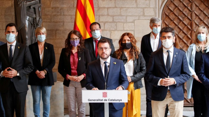 Katalonien: Nach dem Ausscheiden des Koalitionspartners "Junts" kommen auf Kataloniens Regionalpräsident Pere Aragonès (Mitte) unangenehme Monate im Parlament zu.