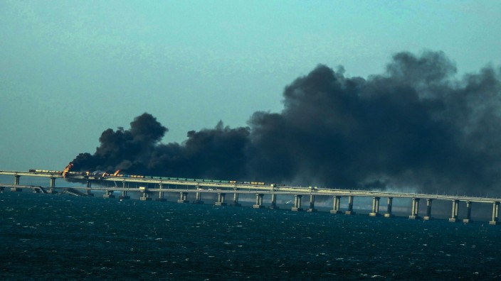 Rauch auf der Krim-Brücke nach einer Explosion