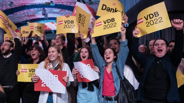 Österreich: Alexander Van der Bellens Anhänger feiern am Sonntag in Wien seinen Sieg.