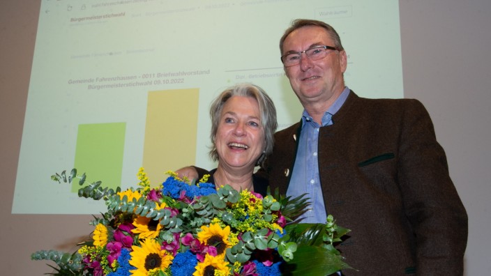 Fahrenzhausen: Gemeinsam mit ihrem Mann Siegfried feierte die neue Bürgermeisterin Susanne Hartmann den Wahlsieg in Fahrenzhausen.