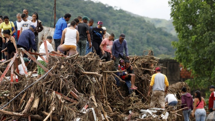 Extremwetter: Helfer bergen nach Überschwemmungen aufgrund starker Regenfälle durch Hurrikan "Julia" in Las Tejerias, Bundesstaat Aragua, Venezuela, ein Mädchen.