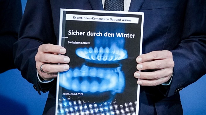 Gaspreisbremse: Soll er tun, was darin steht? Bundeskanzler Olaf Scholz am Montag mit dem Bericht der Unabhängigen Kommission.